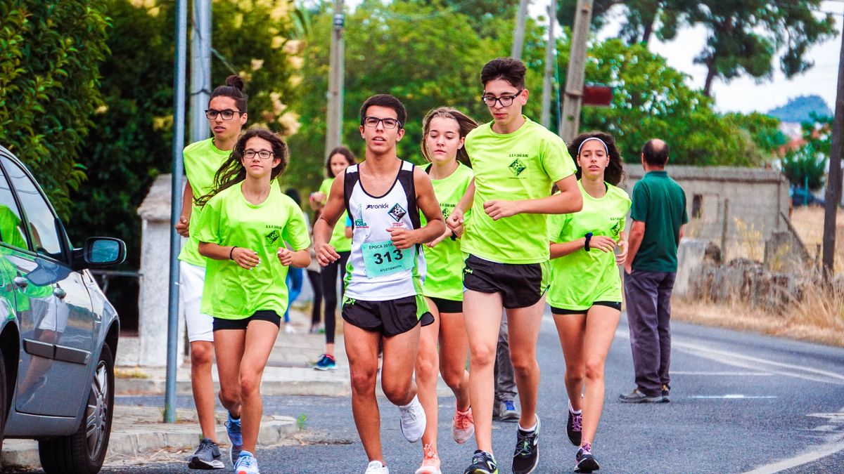 Groep hardlopers in bijpassende felgroene shirts op een weg