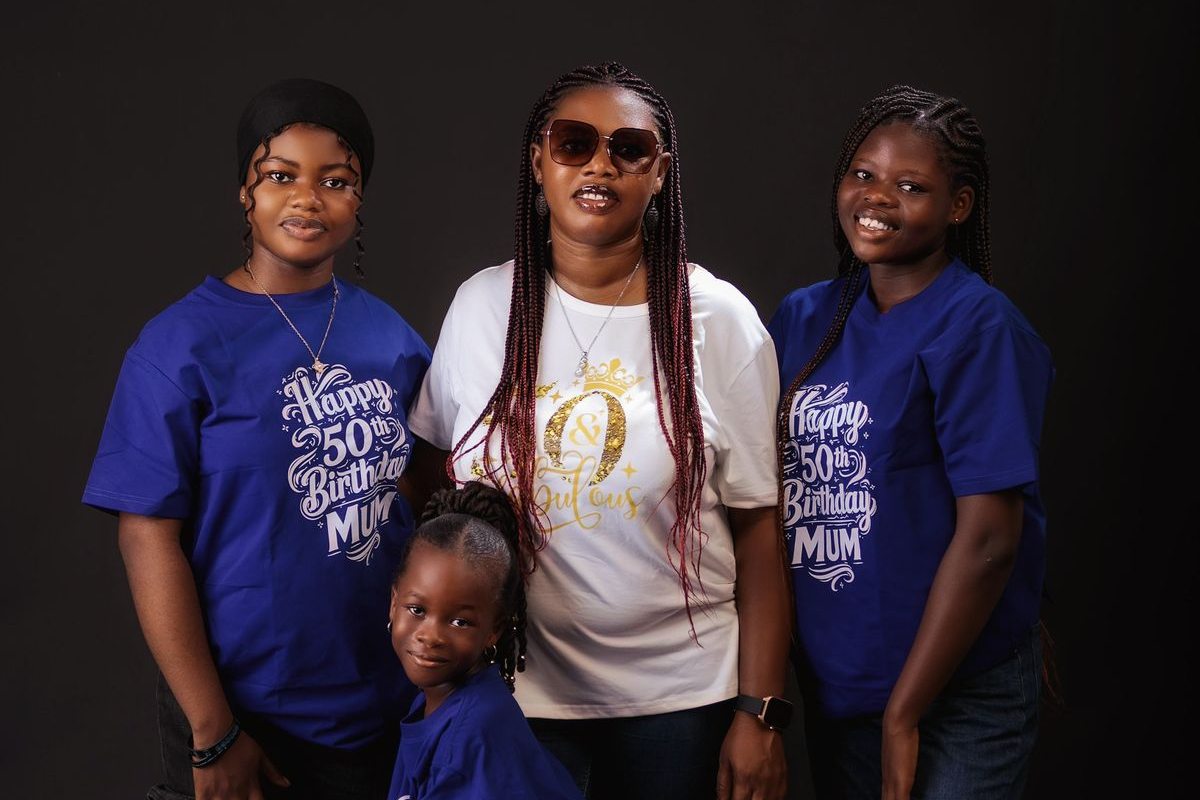 Familie in bijpassende bedrukte verjaardagsshirts