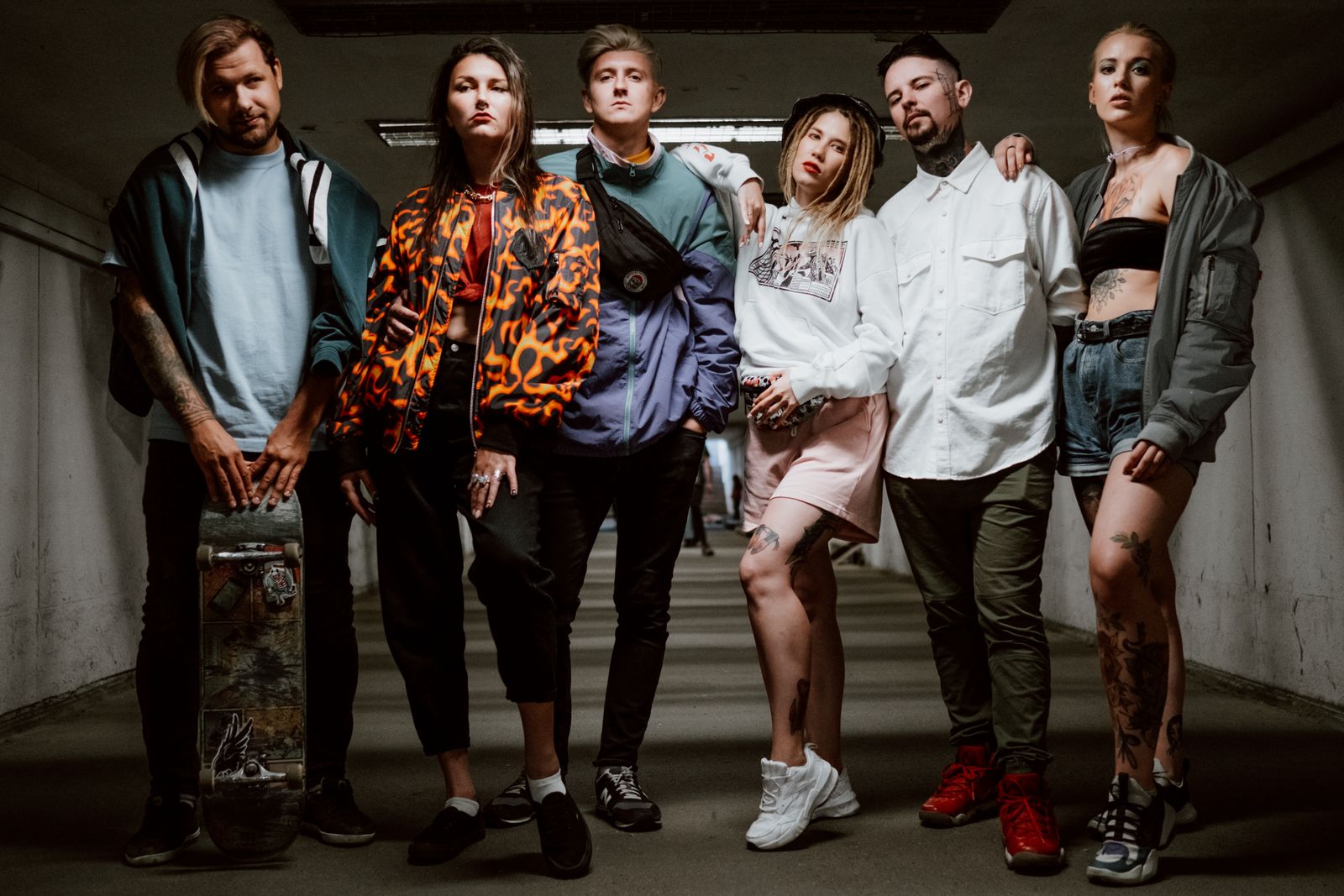 Groep jongeren in streetwear in een betonnen onderdoorgang