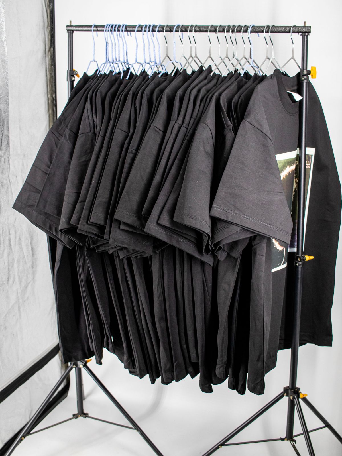 Rek met zwarte T-shirts op hangers