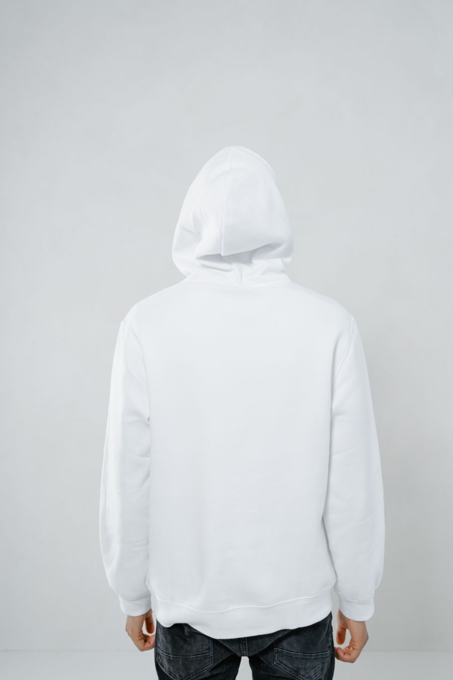 Foto 2: Achteraanzicht van dezelfde witte hoodie, met de volledige rug in beeld