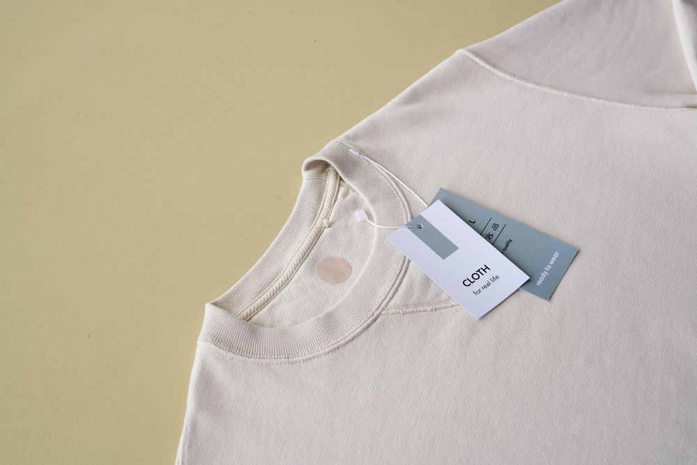 Foto 2: Detail van de hals en het label van dezelfde witte sweater