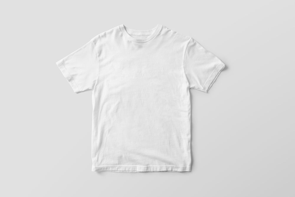 Effen wit T-shirt plat gefotografeerd op een lichte ondergrond
