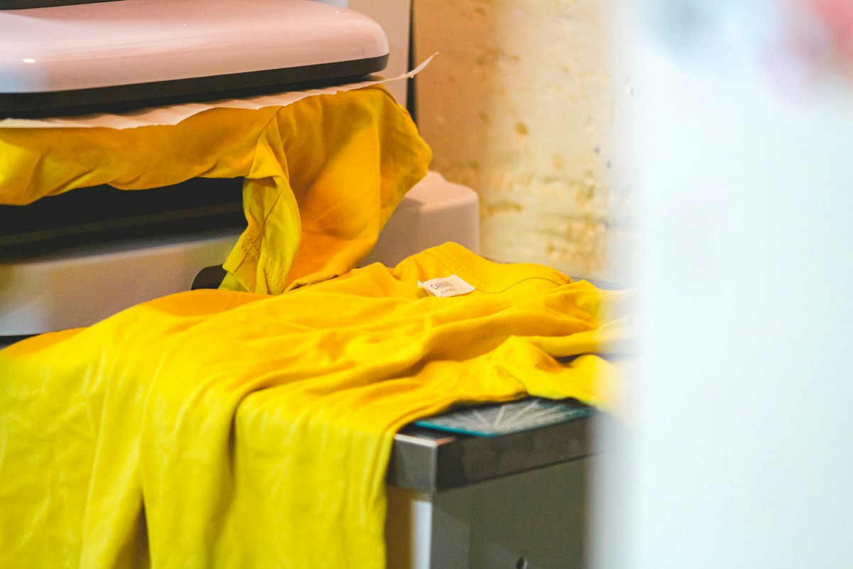 Geel T-shirt op de onderplaat van een geopende hittepers